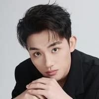 Diễn viên 梁屹辰